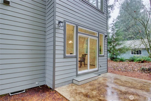 a view of a house with backyard and backyard