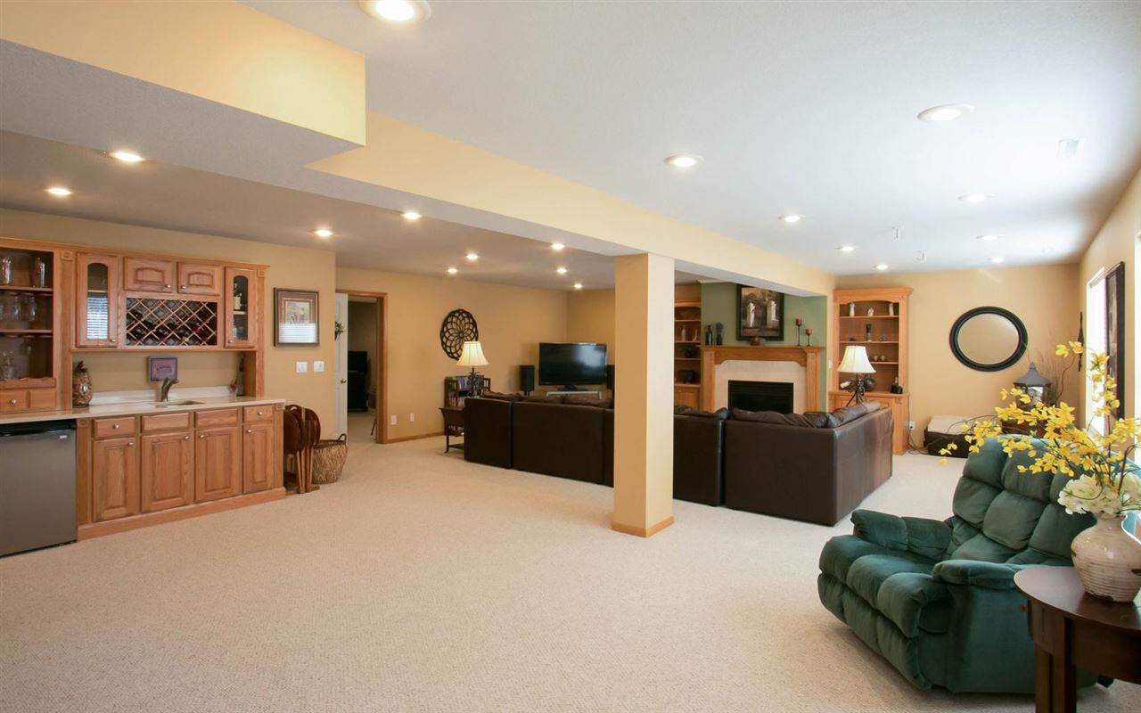 2802 Long Bluff Road Northeast Cedar Rapids, IA 52402 - Photo 8 of 25 Gallery Image 8