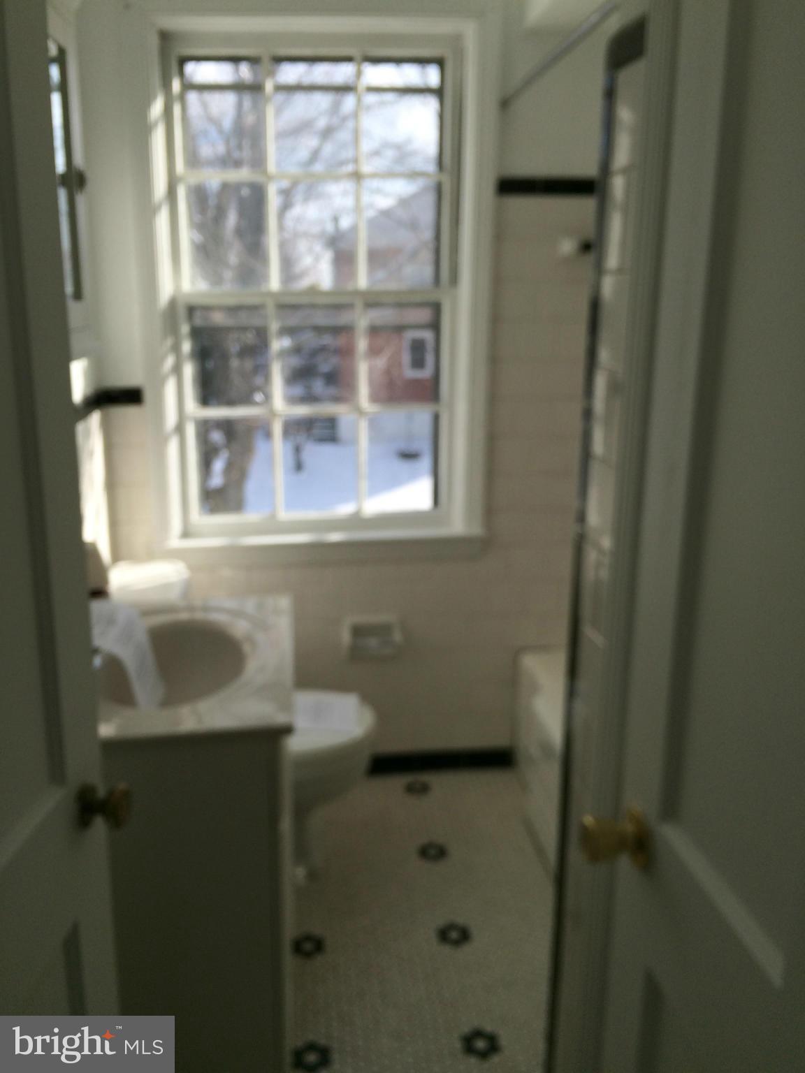 6004 Glennor Road Baltimore, MD 21239 - Photo 12 of 13 Bath
