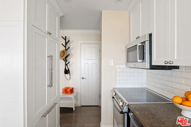 a room with table and flowerpot
