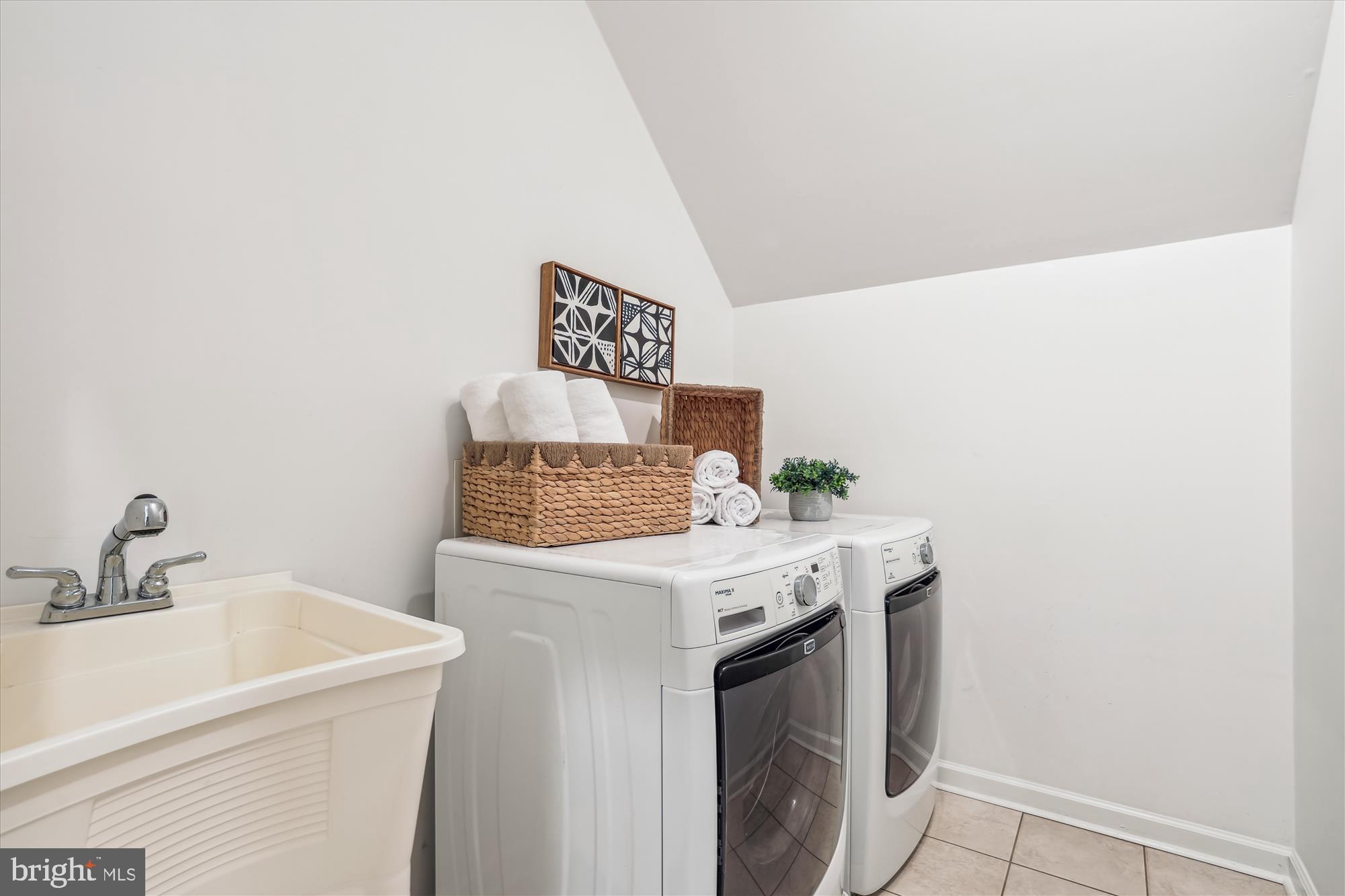 1162 Meadowlook Court Reston, VA 20194 - Photo 47 of 86 UPPER LEVEL Laundry Room with Utility Sink