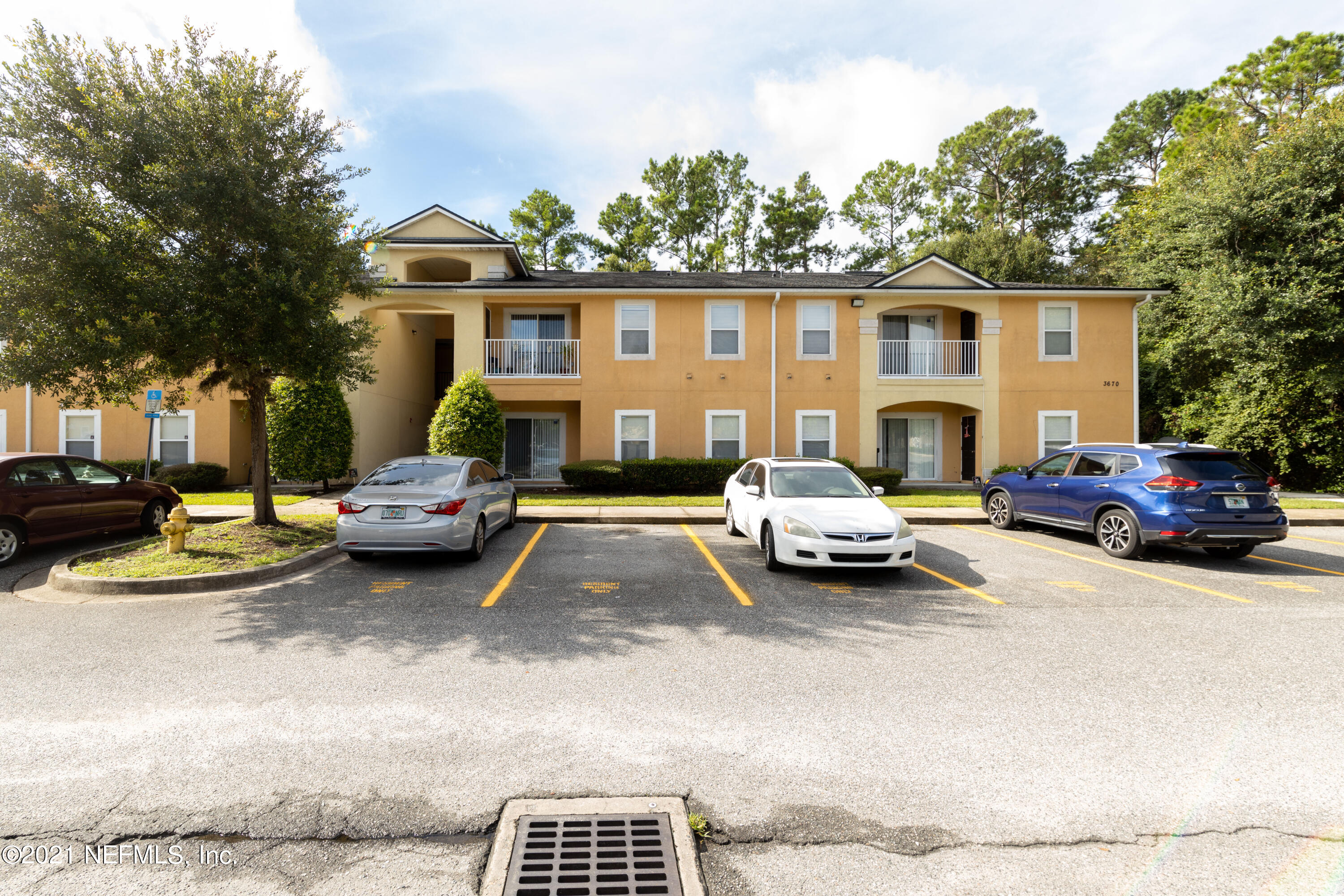 a view of a yard in front of house
