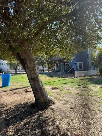 a view of a house with backyard