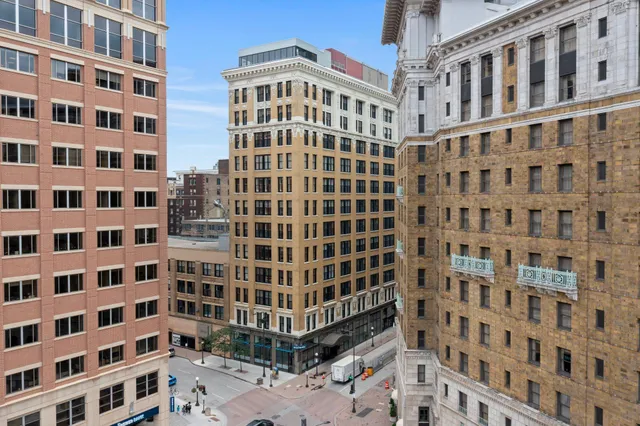 $300,000 | 350 St Peter Street, Unit 701, St. Paul, MN 55102