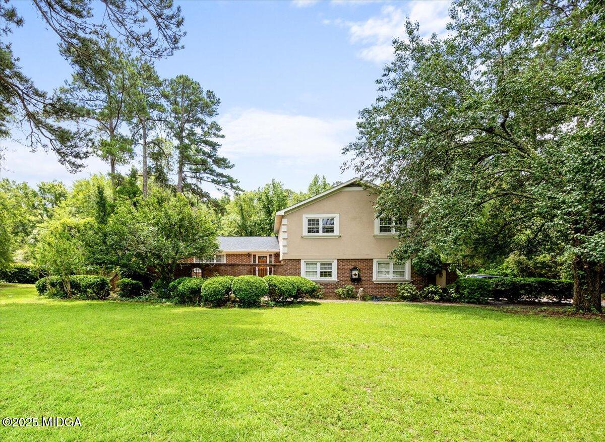a view of a house with a yard
