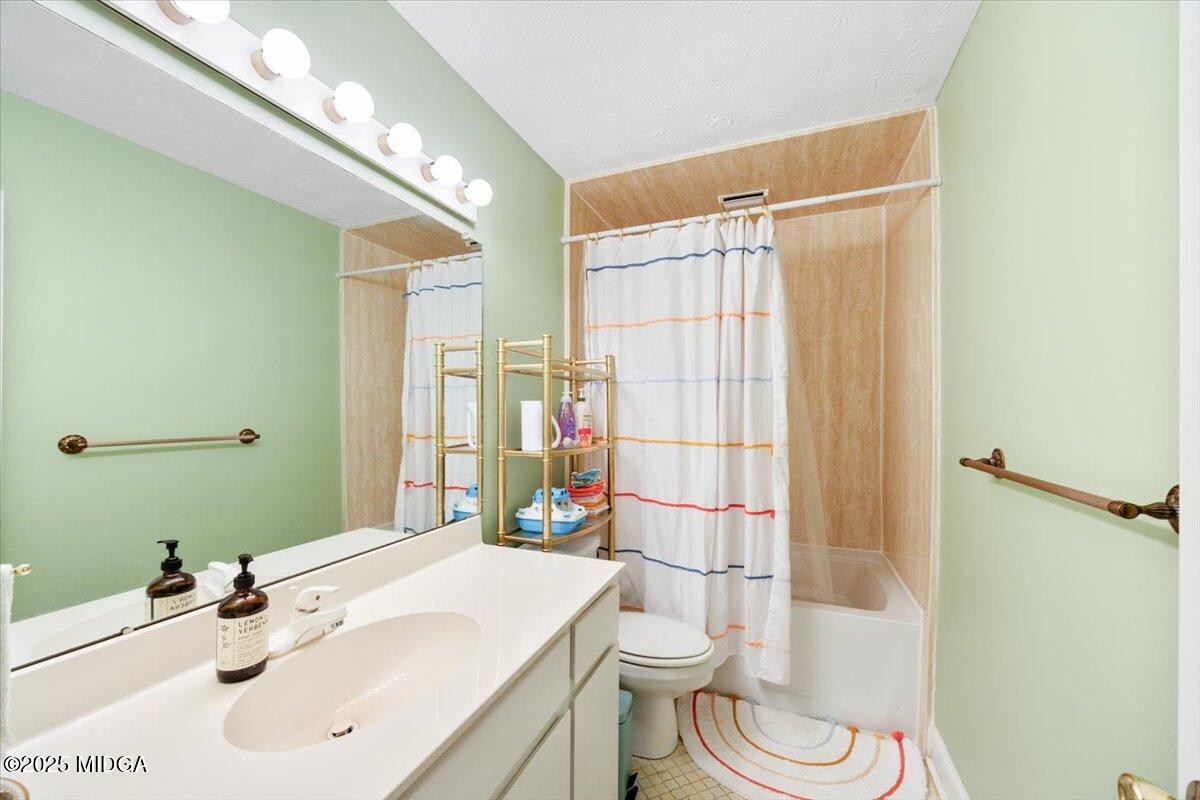 1414 Park Avenue Perry, GA 31069 - Photo 13 of 37 a bathroom with a sink toilet and shower