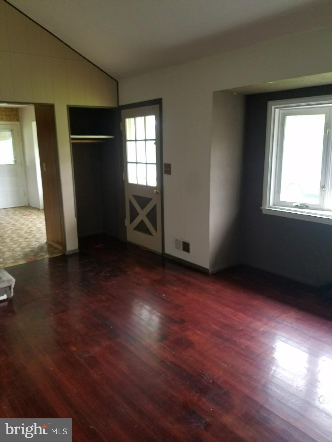 7712 Beekay Road Baltimore, MD 21219 - Photo 7 of 10 Living Room