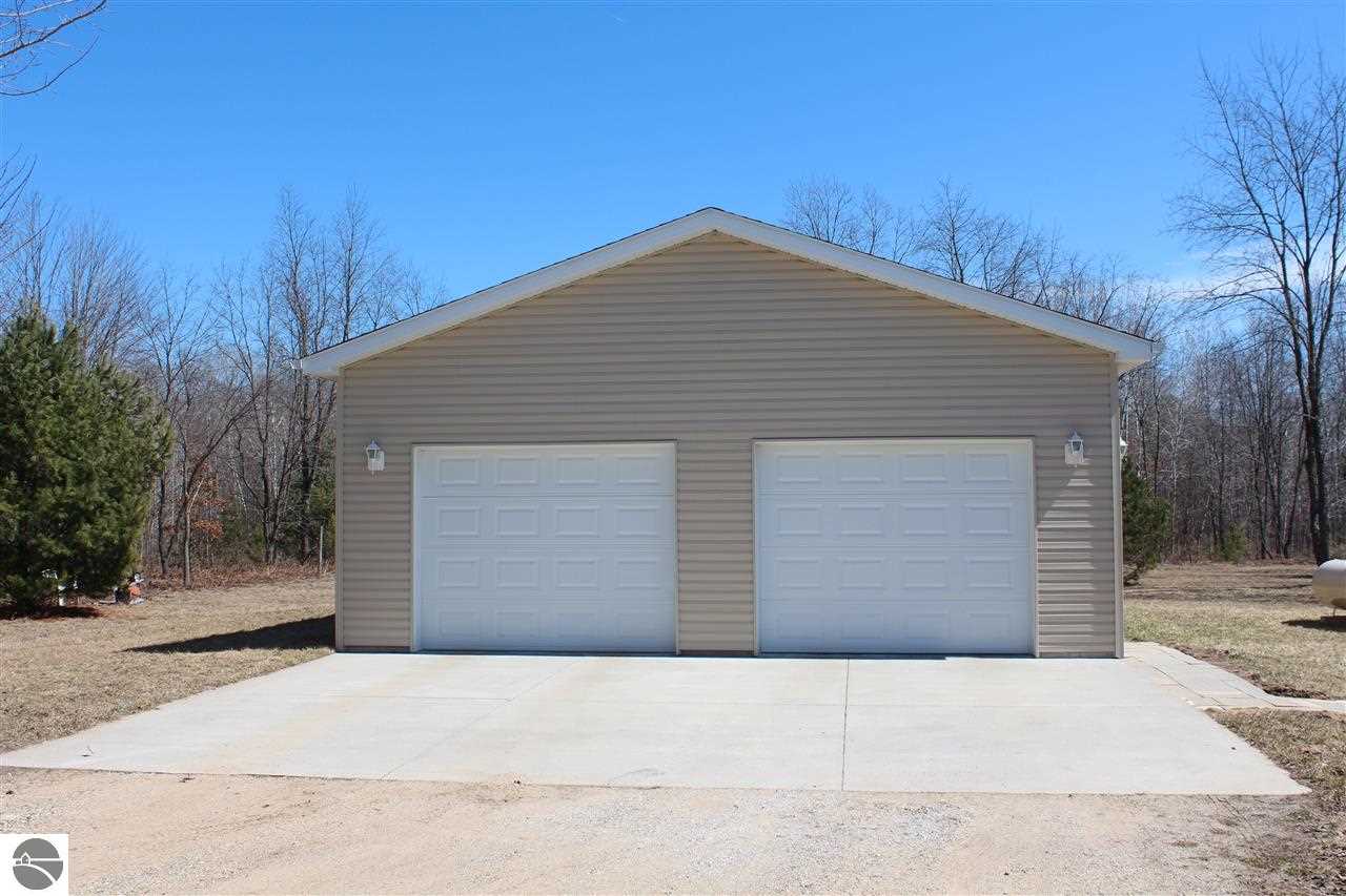 1211 South East County Line Road Shepherd, MI 48883 - Photo 14 of 25 1782240-13.JPG