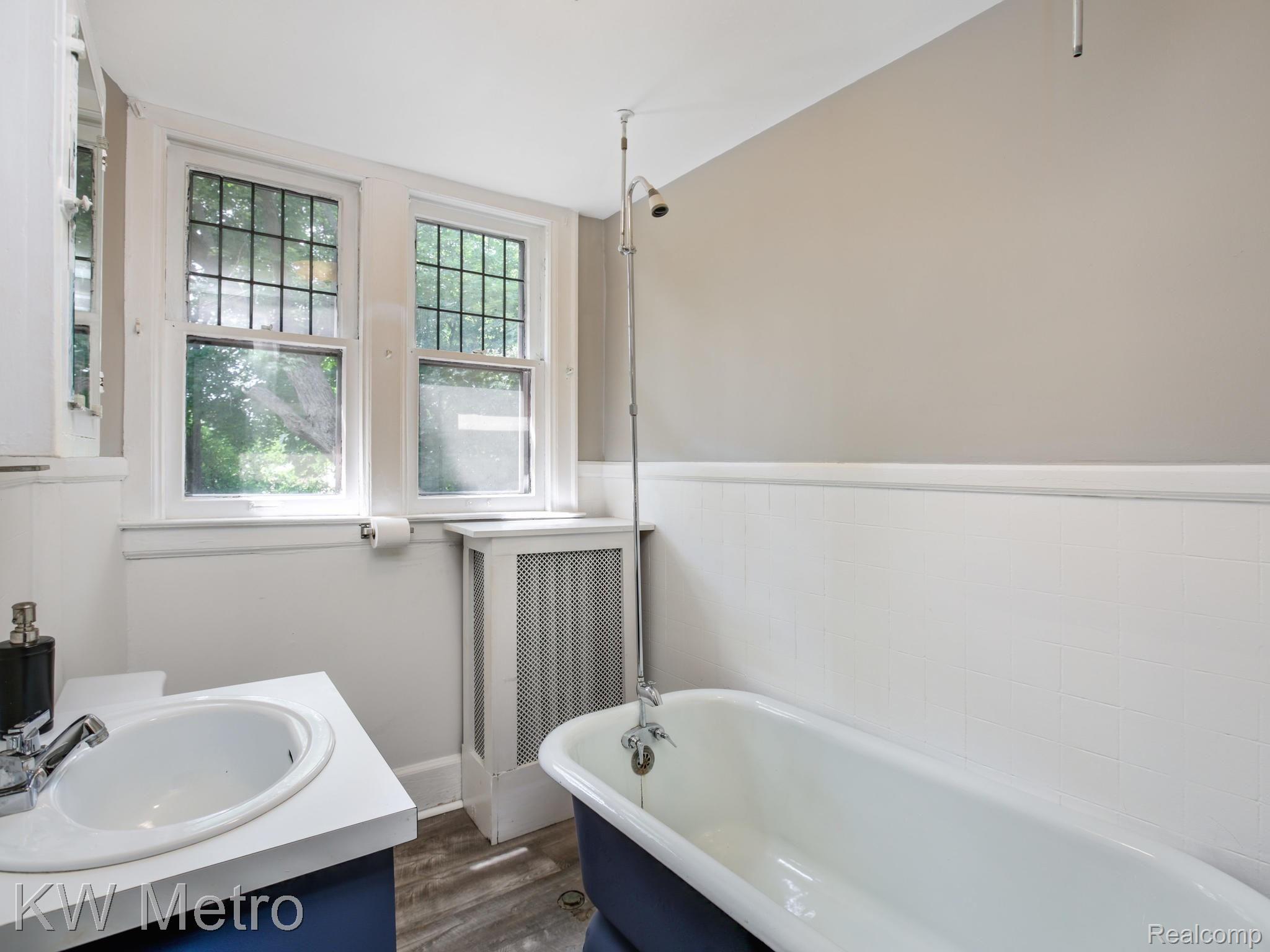 1235 Yorkshire Road Grosse Pointe, MI 48230 - Photo 33 of 51 Third floor Bathroom