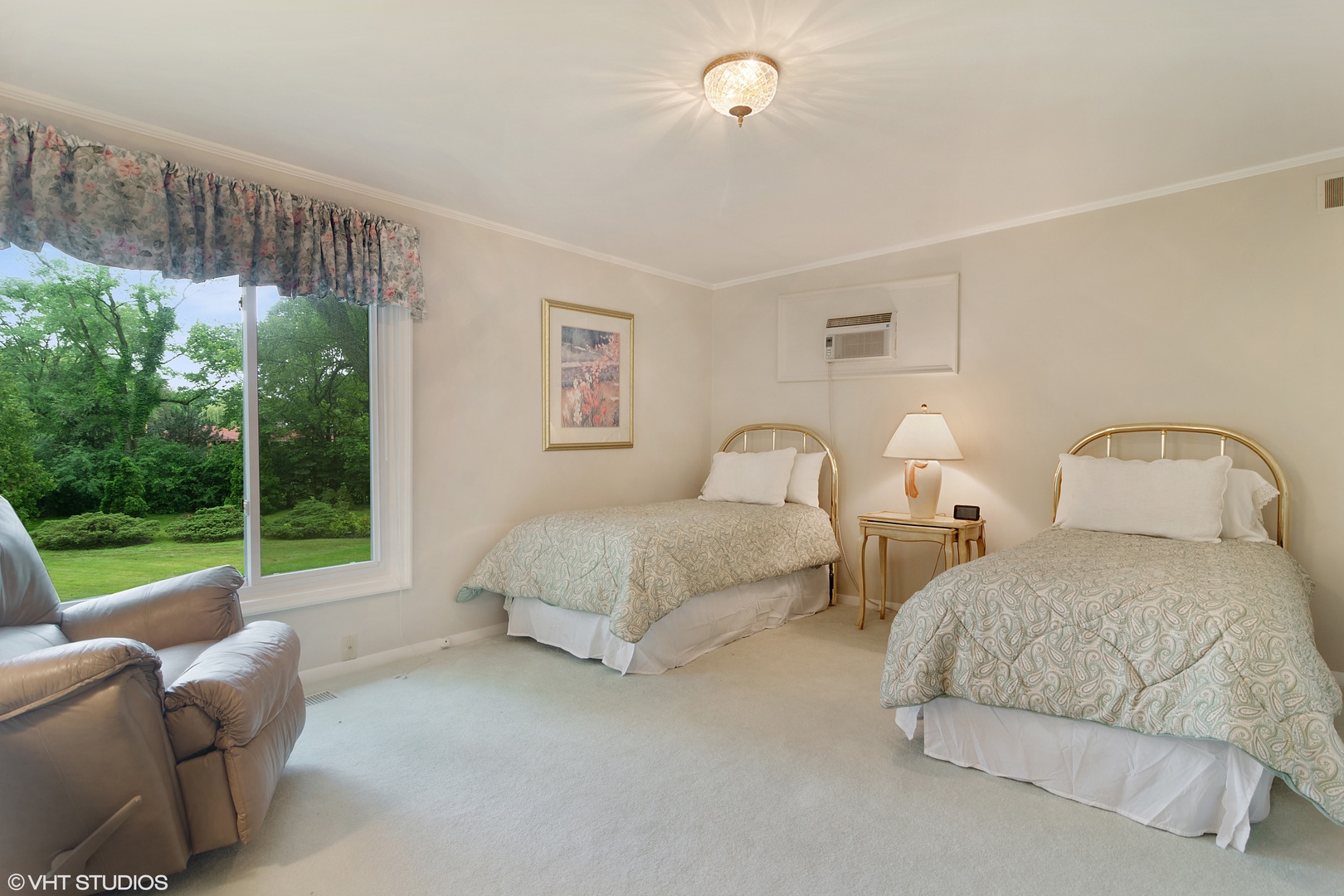 196 Coach Road Northfield, IL 60093 - Photo 20 of 36 a bedroom with bed and a large window