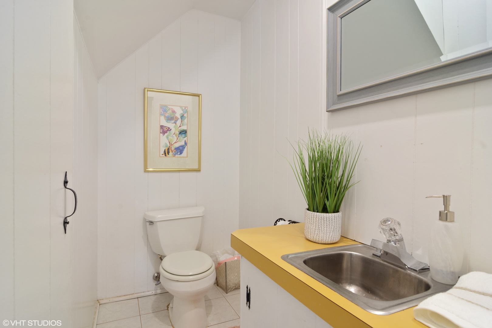 196 Coach Road Northfield, IL 60093 - Photo 24 of 36 a bathroom with a sink toilet and a mirror