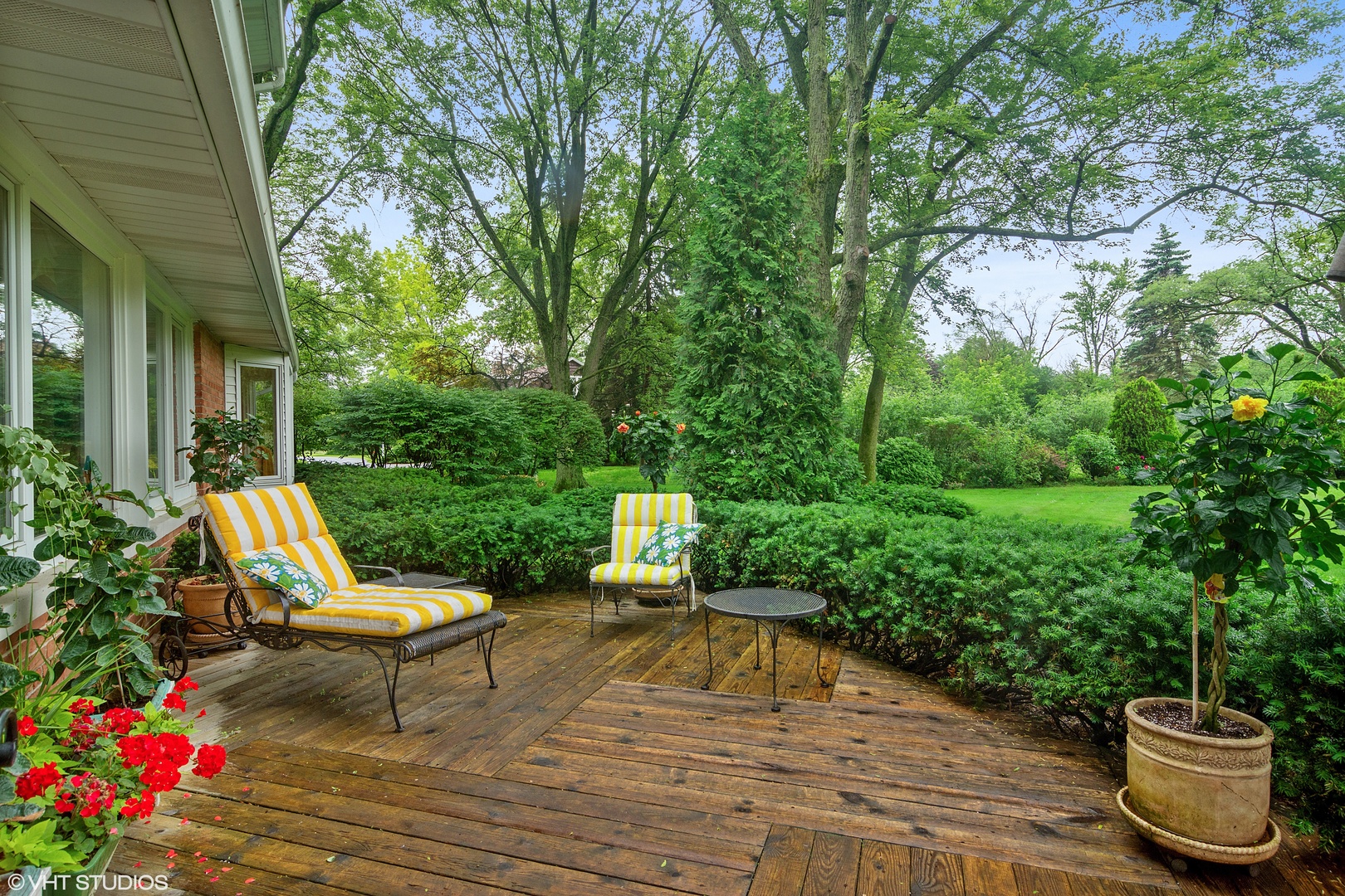 196 Coach Road Northfield, IL 60093 - Photo 27 of 36 a view of a patio with table and chairs potted plants and large tree