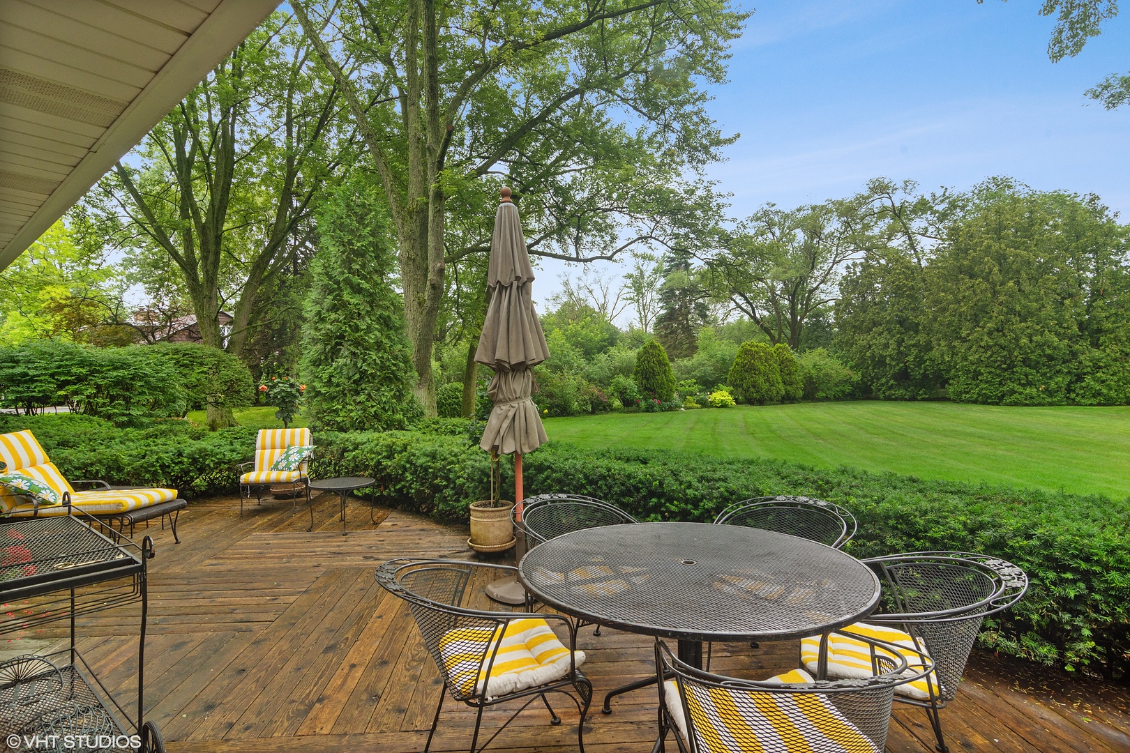 196 Coach Road Northfield, IL 60093 - Photo 28 of 36 a view of a backyard with table and chairs potted plants and large tree