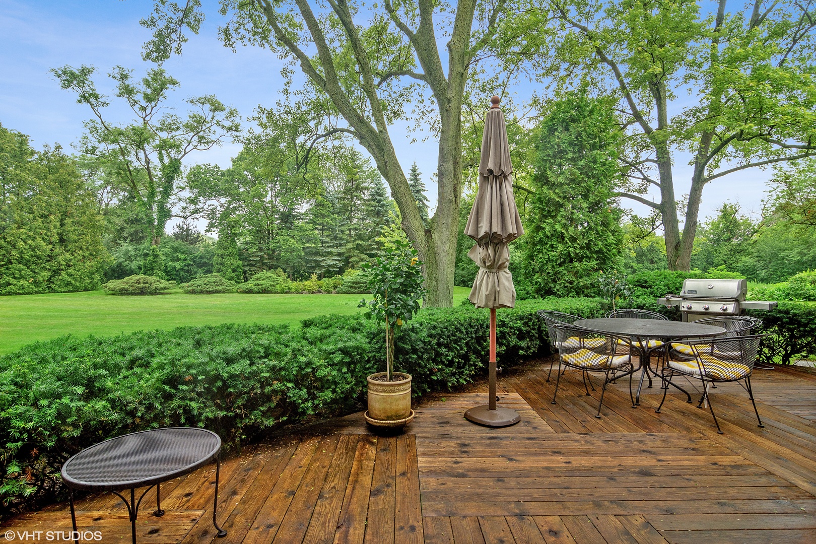 196 Coach Road Northfield, IL 60093 - Photo 30 of 36 a view of a backyard with sitting area
