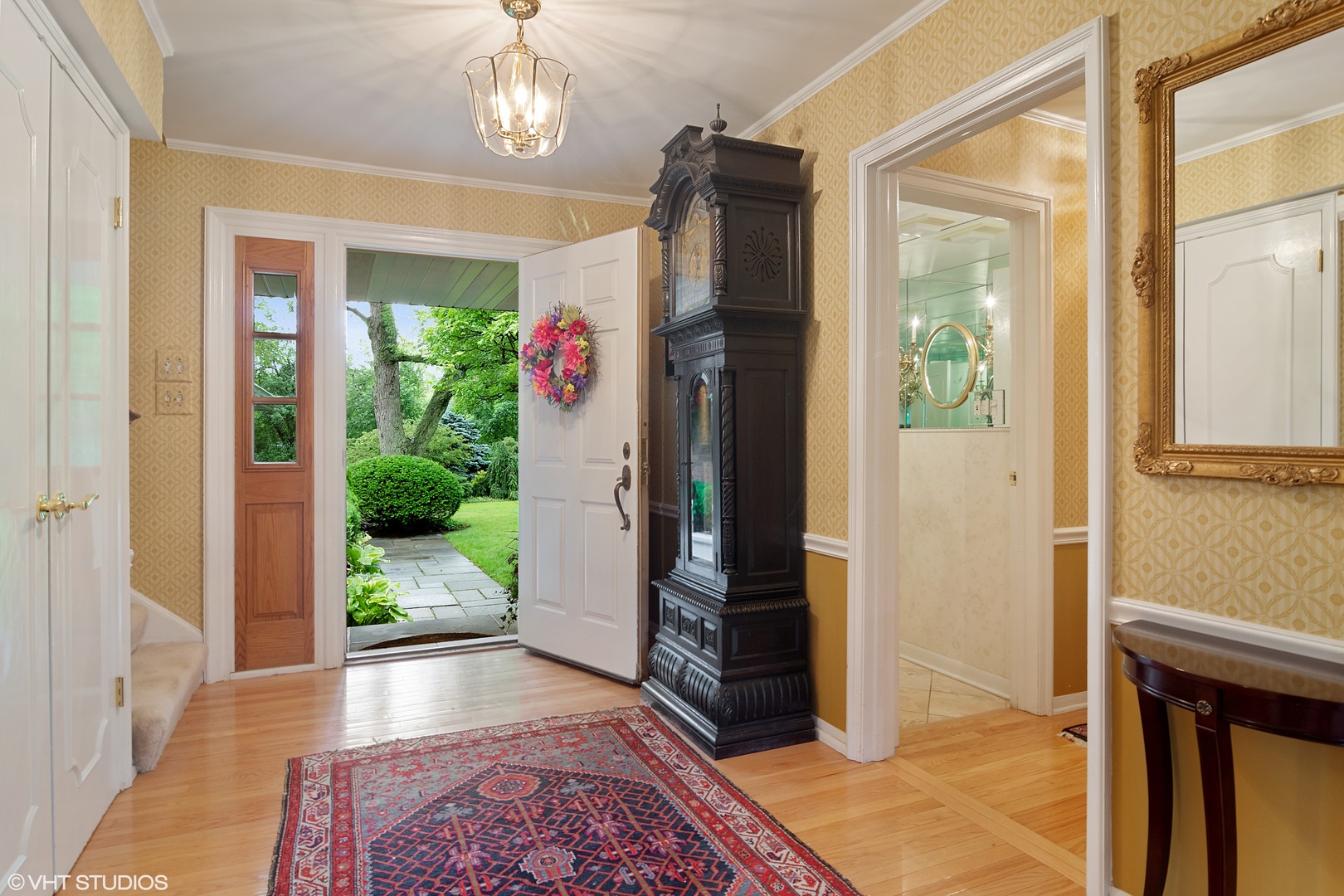 196 Coach Road Northfield, IL 60093 - Photo 4 of 36 a view of entryway with a flower pot