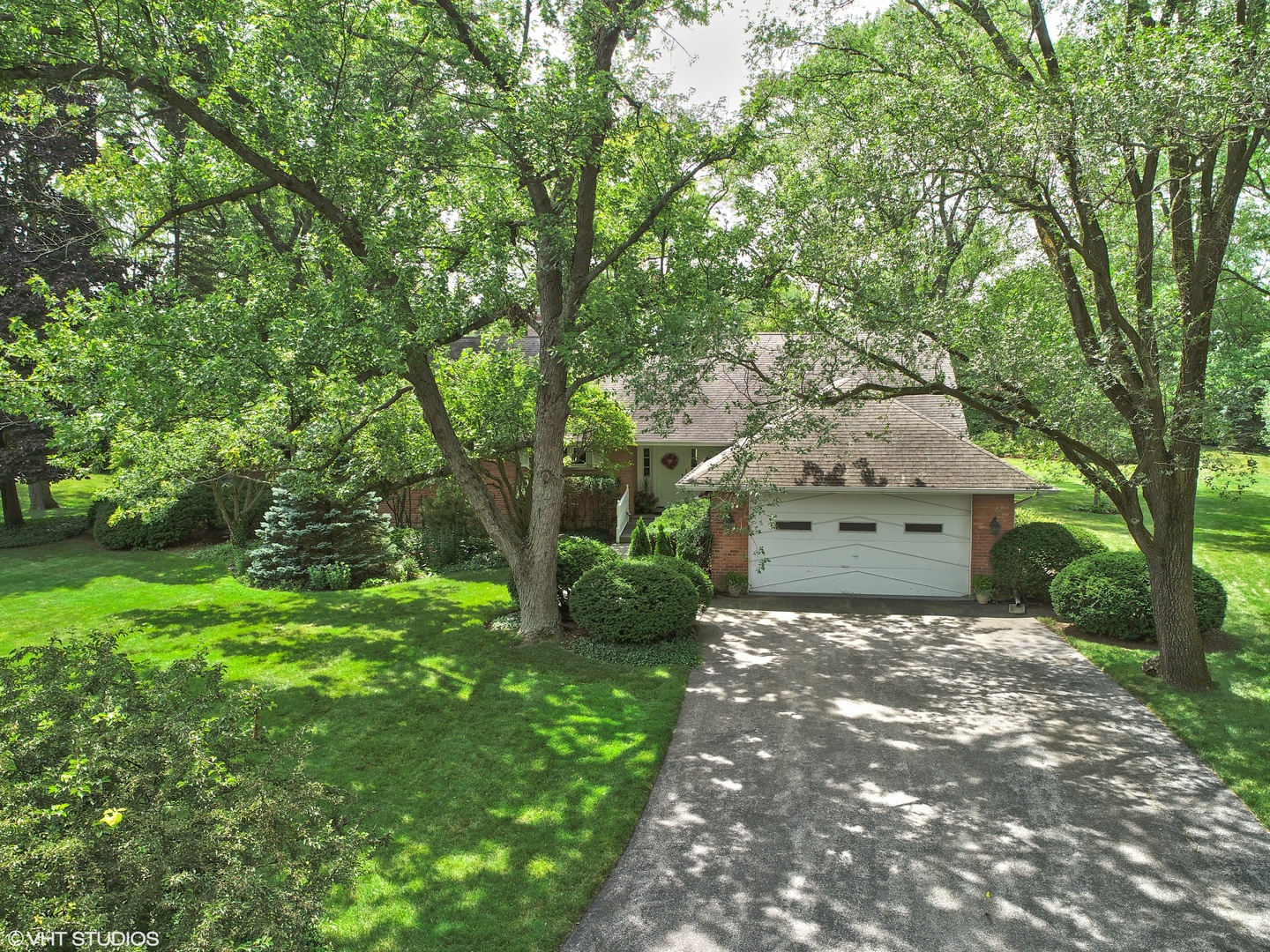 196 Coach Road Northfield, IL 60093 - Photo 36 of 36 a view of a yard with plants and a large tree
