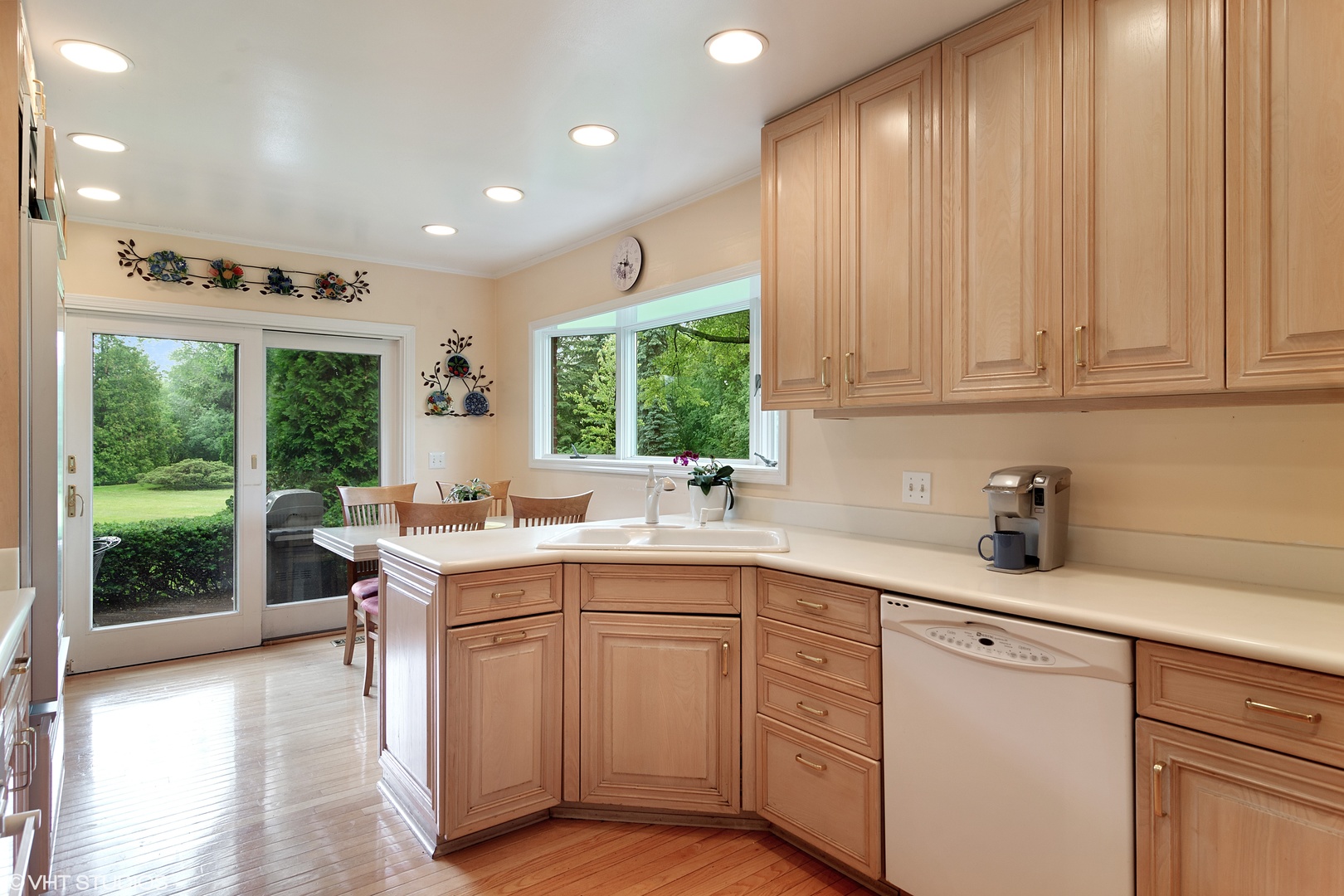 196 Coach Road Northfield, IL 60093 - Photo 10 of 36 a kitchen with a sink and cabinets