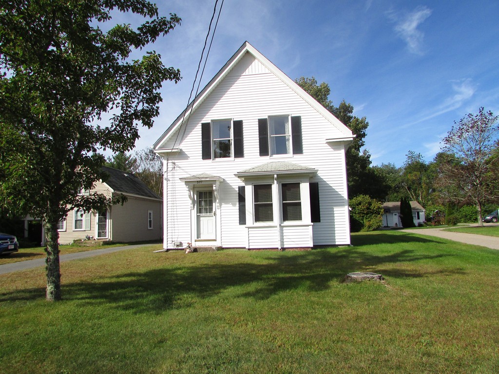377 County Road Rochester, MA 02576 - Photo 1 of 28 a front view of a house with a yard