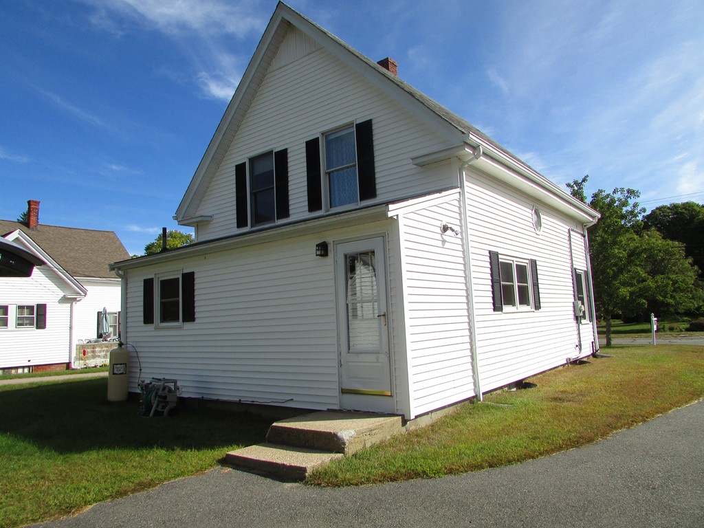 377 County Road Rochester, MA 02576 - Photo 3 of 28 a front view of a house with a yard