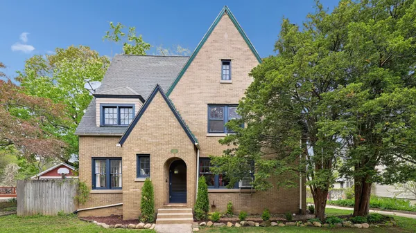 $299,900 | 726 West Highland Avenue, Elgin, IL 60123