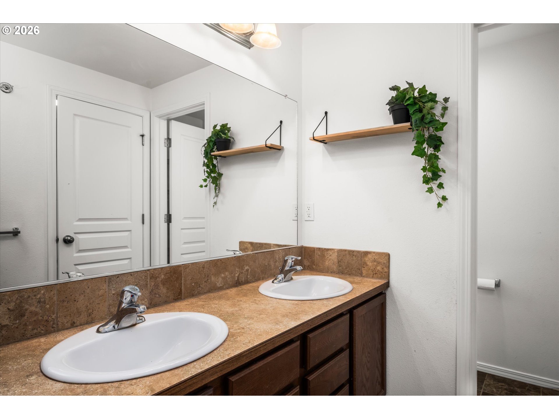 553 South 48th Place Springfield, OR 97478 - Photo 12 of 30 En Suite Bathroom