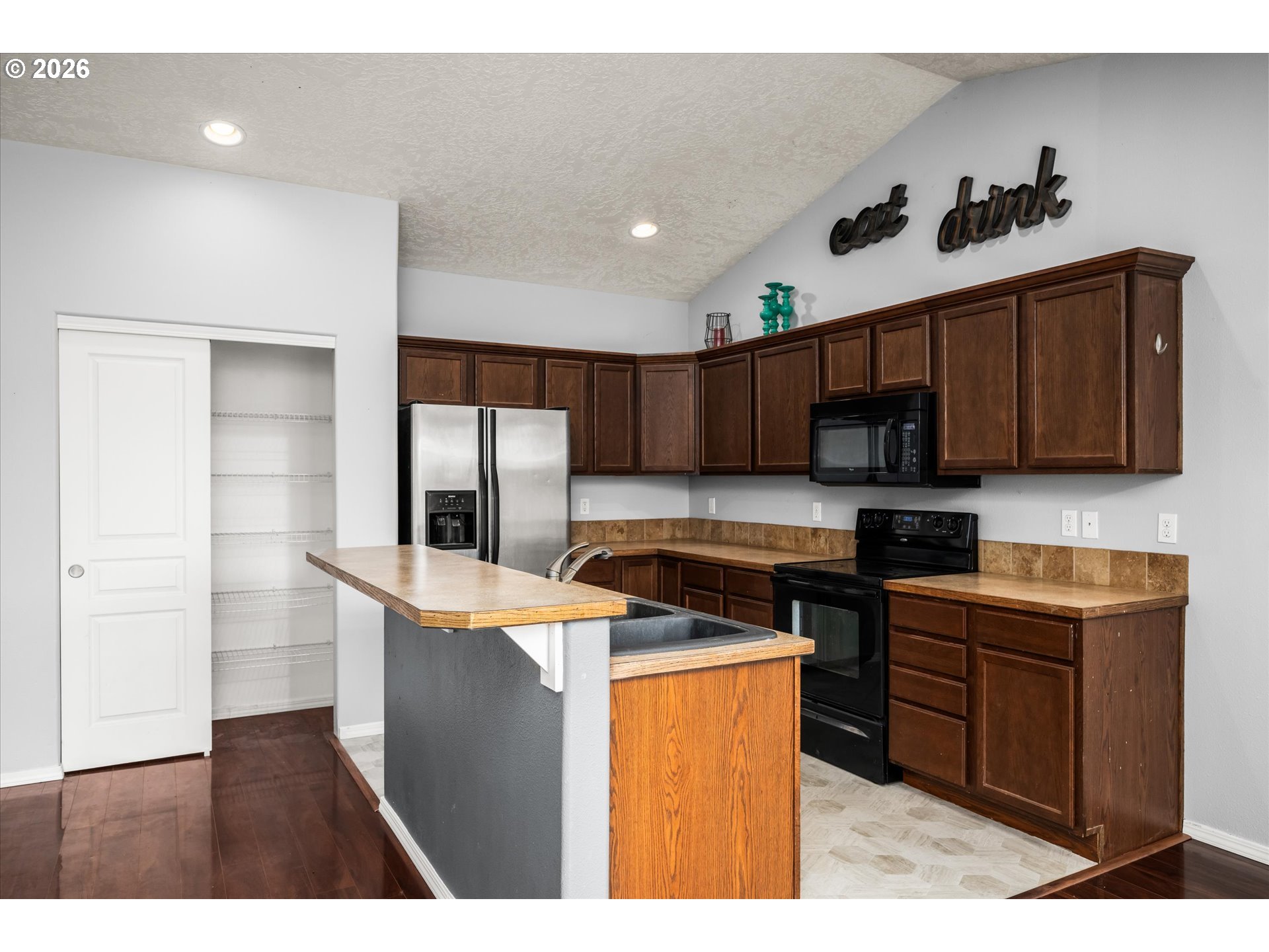 553 South 48th Place Springfield, OR 97478 - Photo 3 of 30 Kitchen