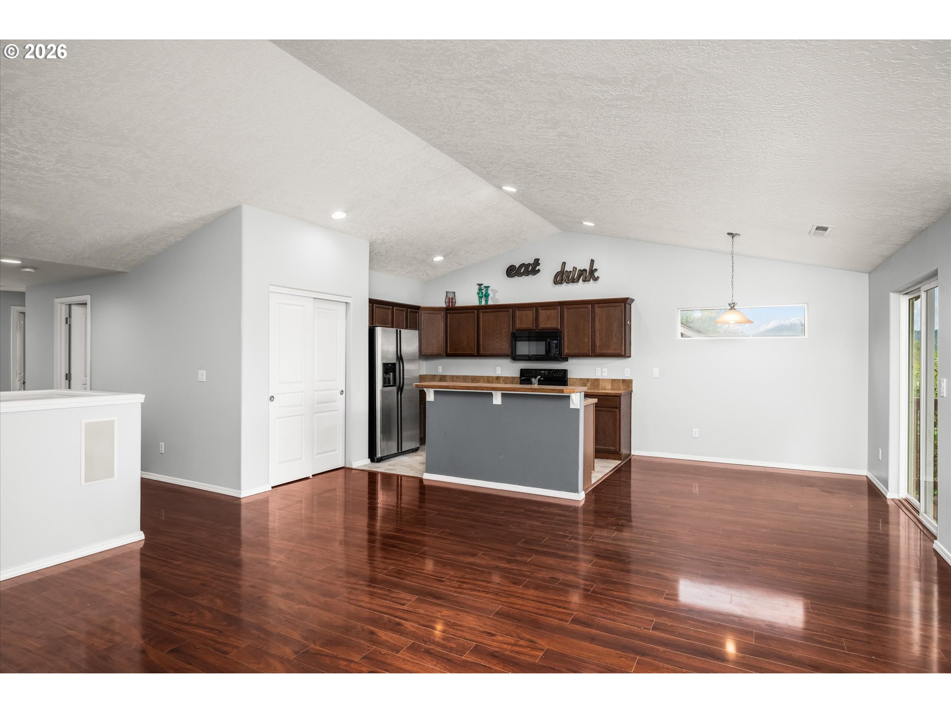 553 South 48th Place Springfield, OR 97478 - Photo 7 of 30 Kitchen/Living Room