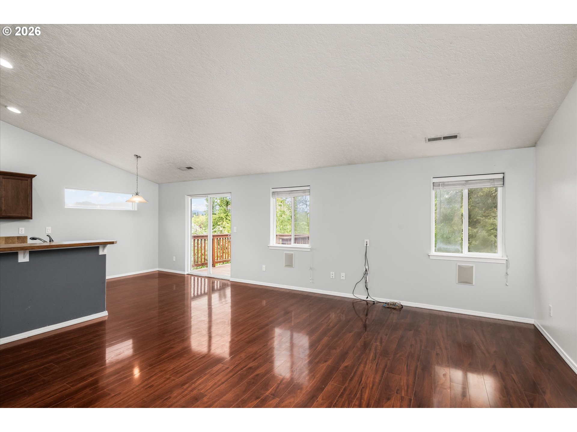 553 South 48th Place Springfield, OR 97478 - Photo 8 of 30 Living Room/Dining Room