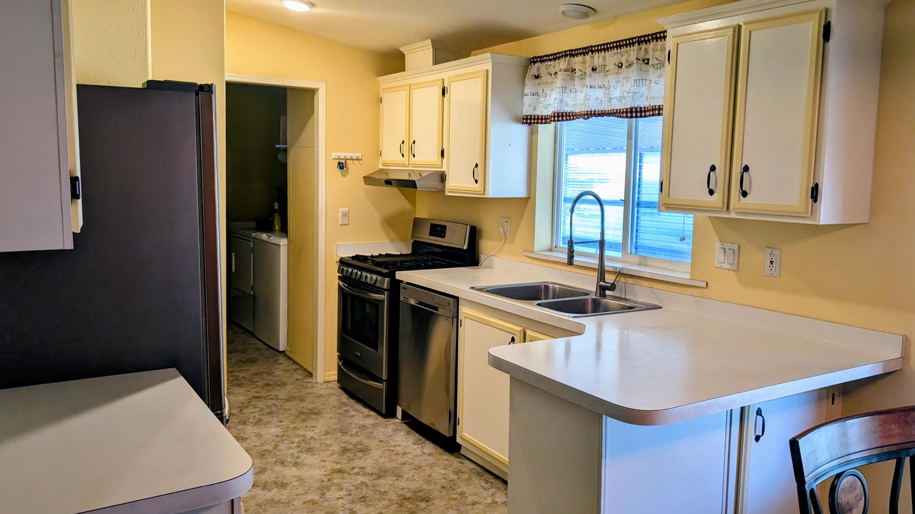 301 Freeman Road, Unit 97 Central Point, OR 97502 - Photo 3 of 11 7f753729-8aa2-4a10-995f-8b3945a17483~1