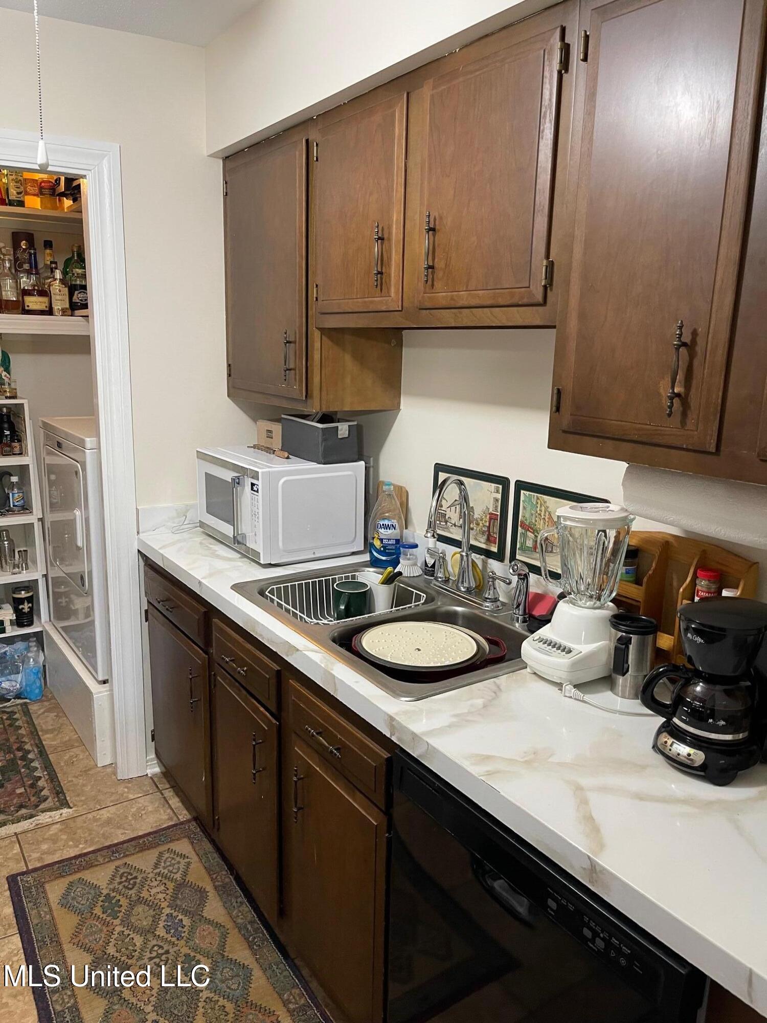 212 Highpoint Drive Diamondhead, MS 39525 - Photo 11 of 31 Kitchen