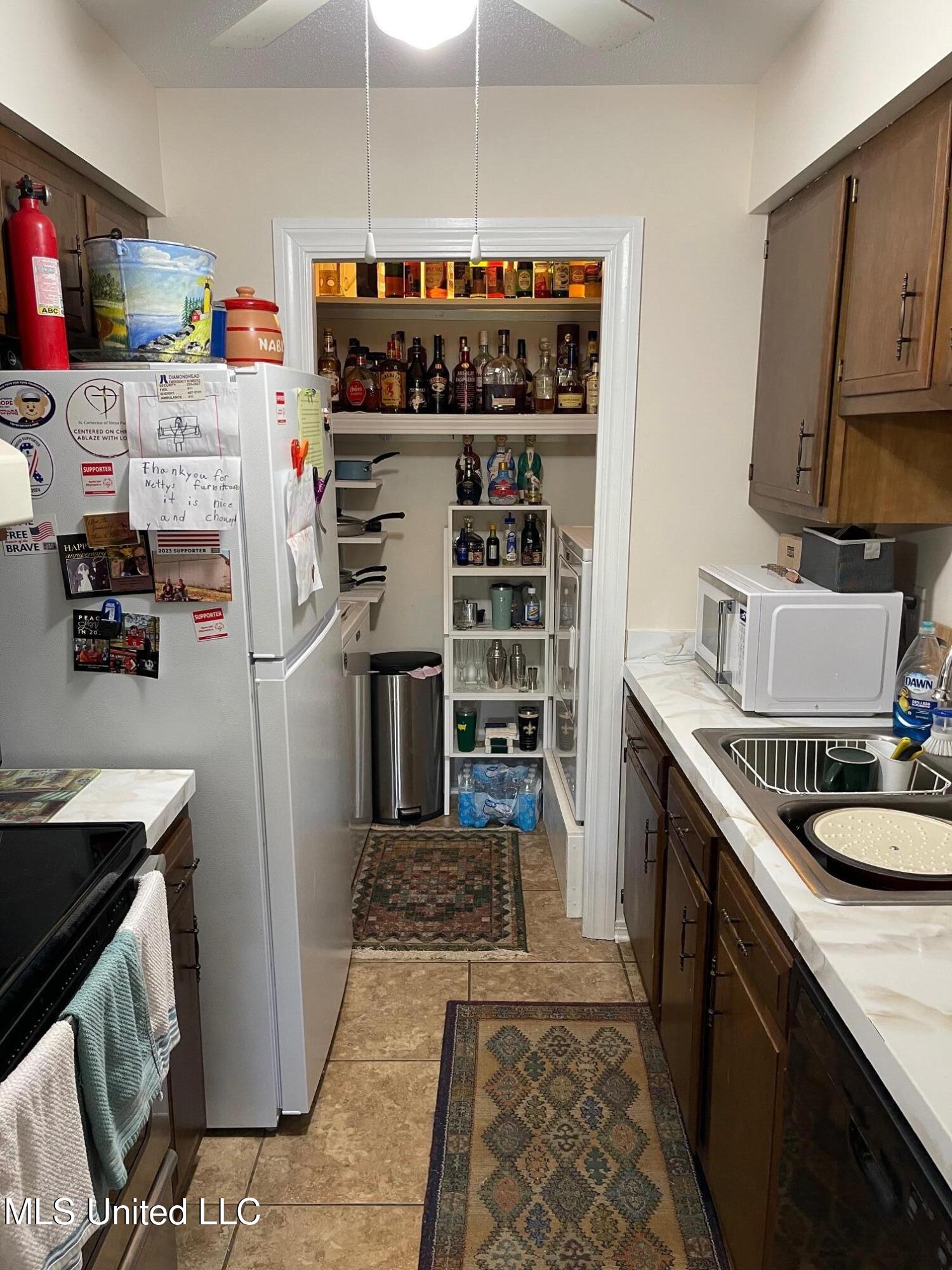 212 Highpoint Drive Diamondhead, MS 39525 - Photo 10 of 31 Kitchen