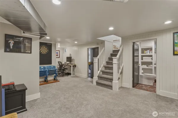 a view of a livingroom with furniture and workspace