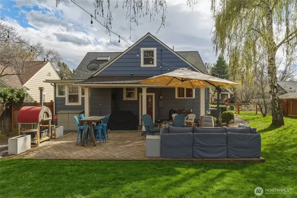 a view of a house with a backyard