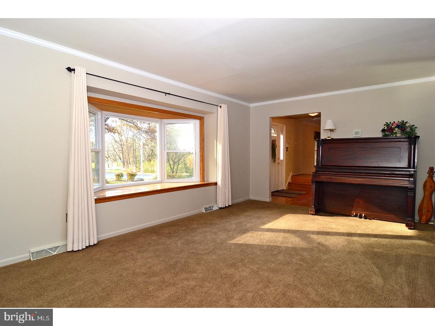 4502 Farming Ridge Boulevard Reading, PA 19606 - Photo 4 of 24 Living Room