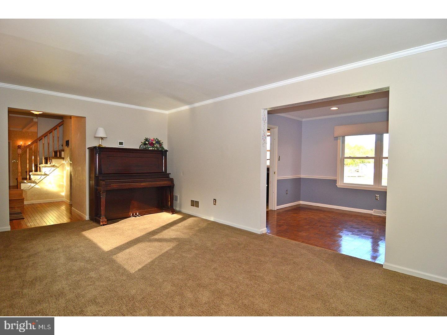 4502 Farming Ridge Boulevard Reading, PA 19606 - Photo 5 of 24 Living Room