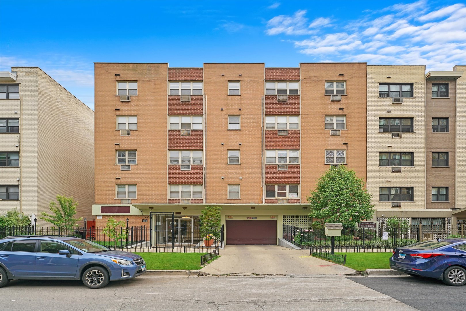 5950 North Kenmore Avenue, Unit 505 Chicago, IL 60660 - Photo 1 of 30 a car parked in front of a building