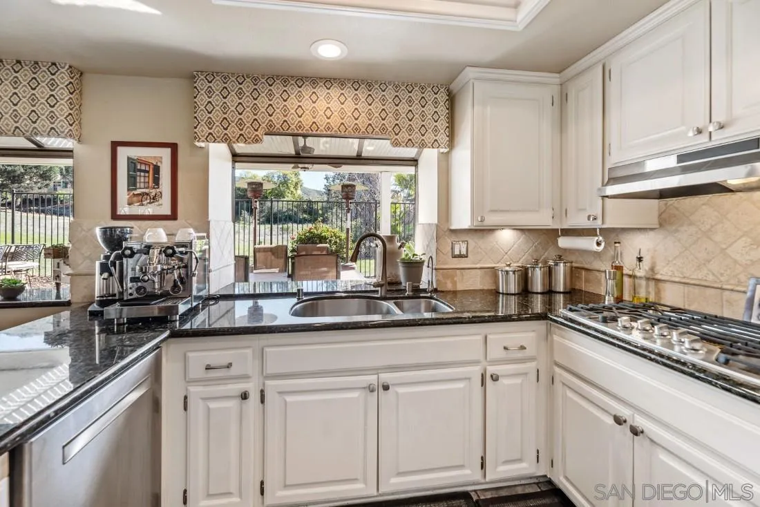 13755 Royal Melbourne Square San Diego, CA 92128 - Photo 14 of 75