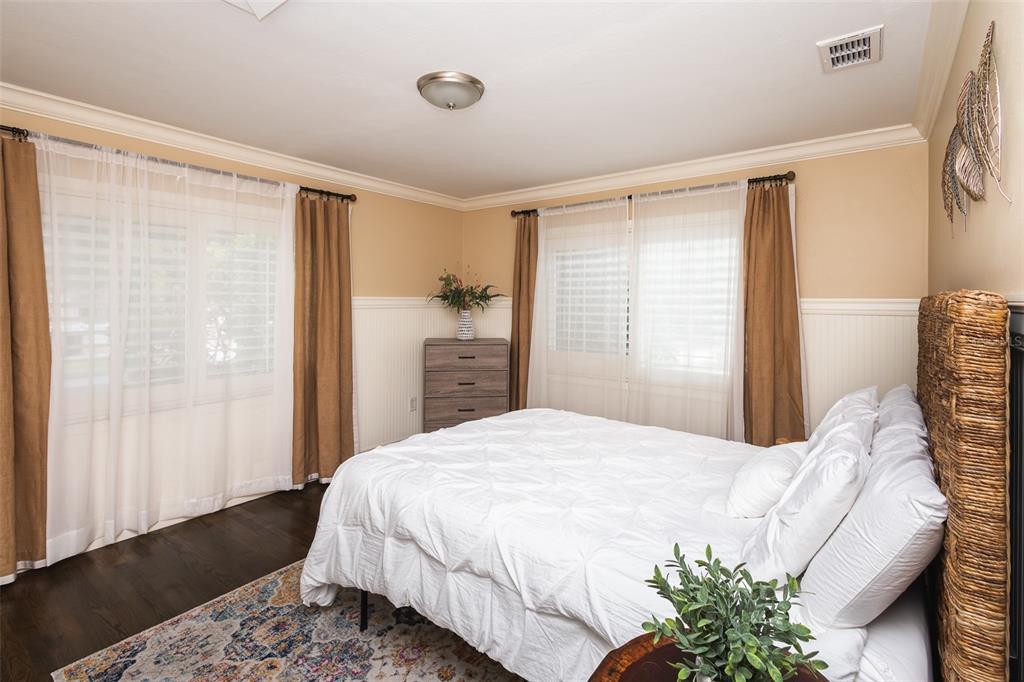 1001 Nottingham Street Orlando, FL 32803 - Photo 29 of 49 a bedroom with a bed and a window