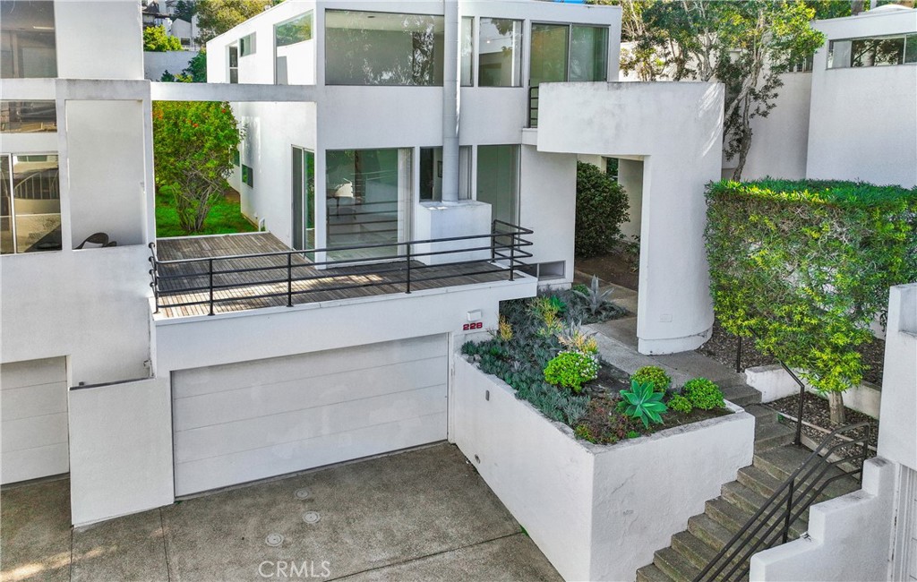 a house view with a outdoor space