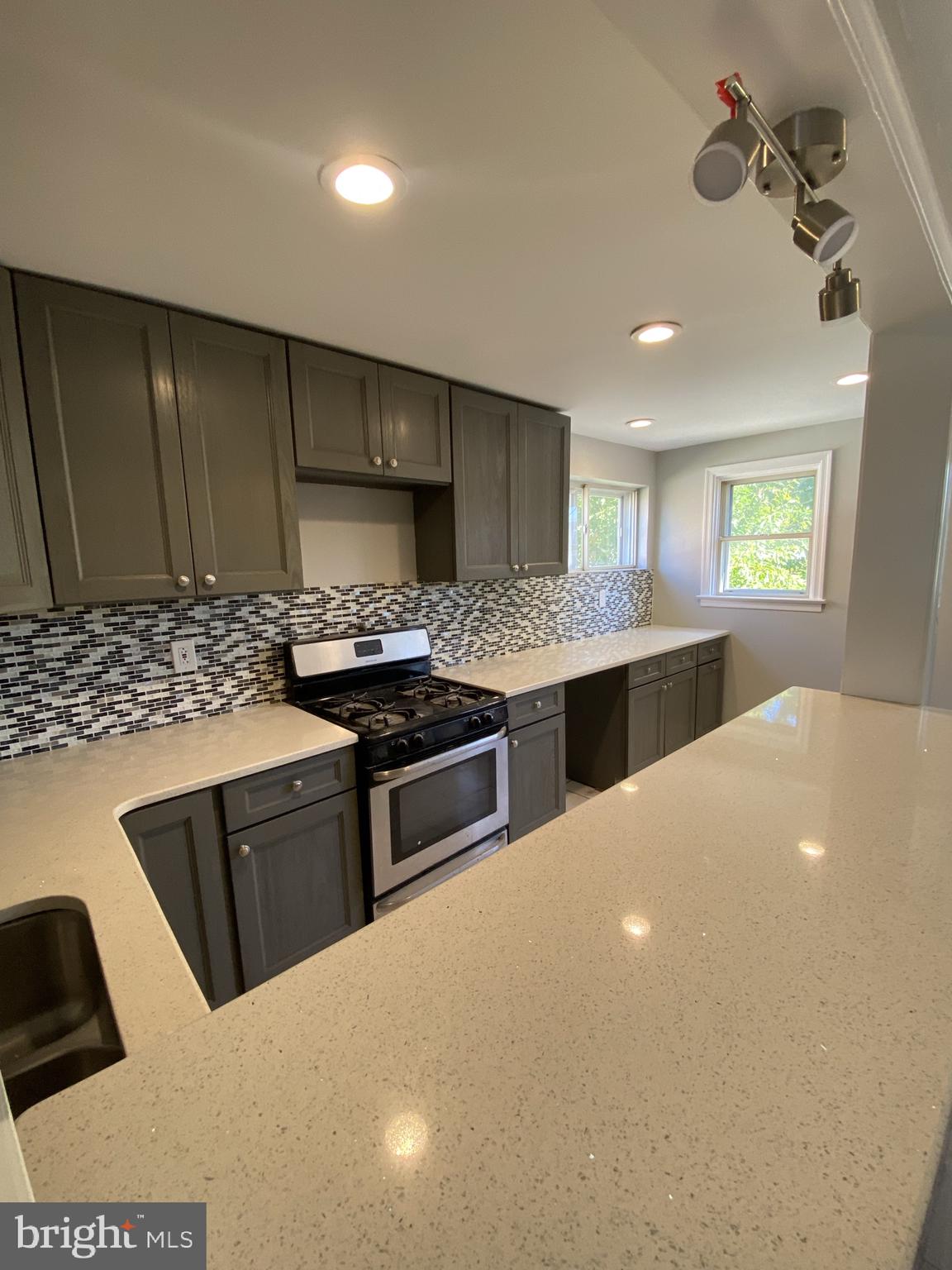 2098 Heather Road Folcroft, PA 19032 - Photo 9 of 27