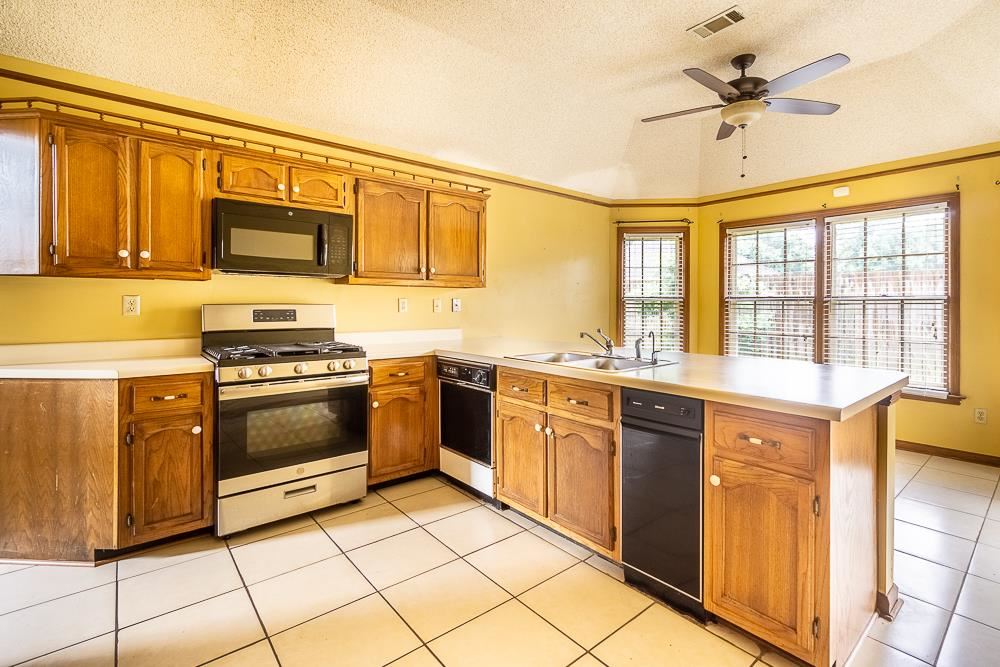 6761 Castlegate Lane Memphis, TN 38141 - Photo 6 of 25 Loads of Cabinets and Breakfast bar + space for a breakfast table.