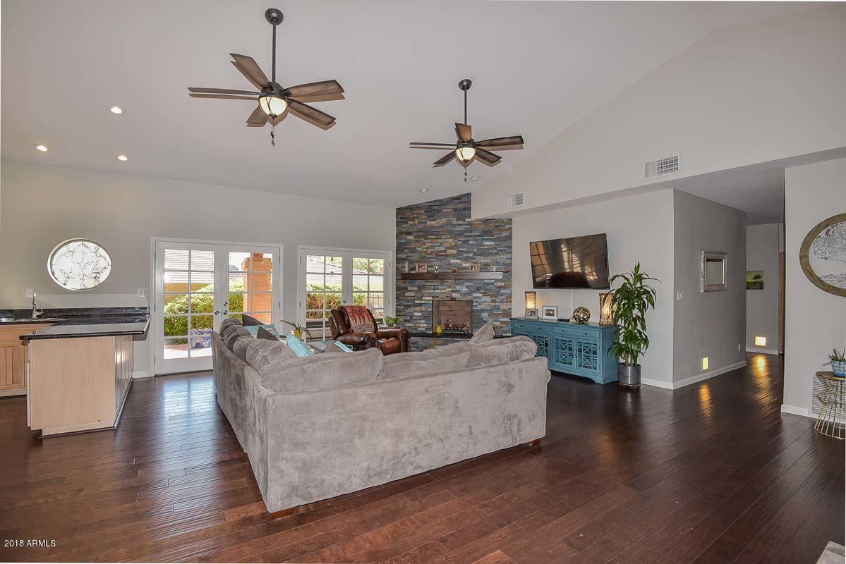 2335 East Mountain View Road Phoenix, AZ 85028 - Photo 4 of 43 Living Room