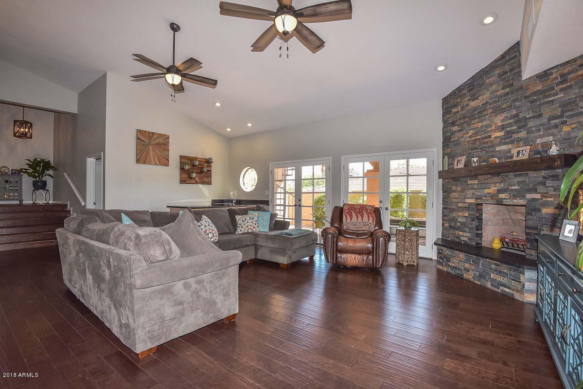 2335 East Mountain View Road Phoenix, AZ 85028 - Photo 5 of 43 Living Room2