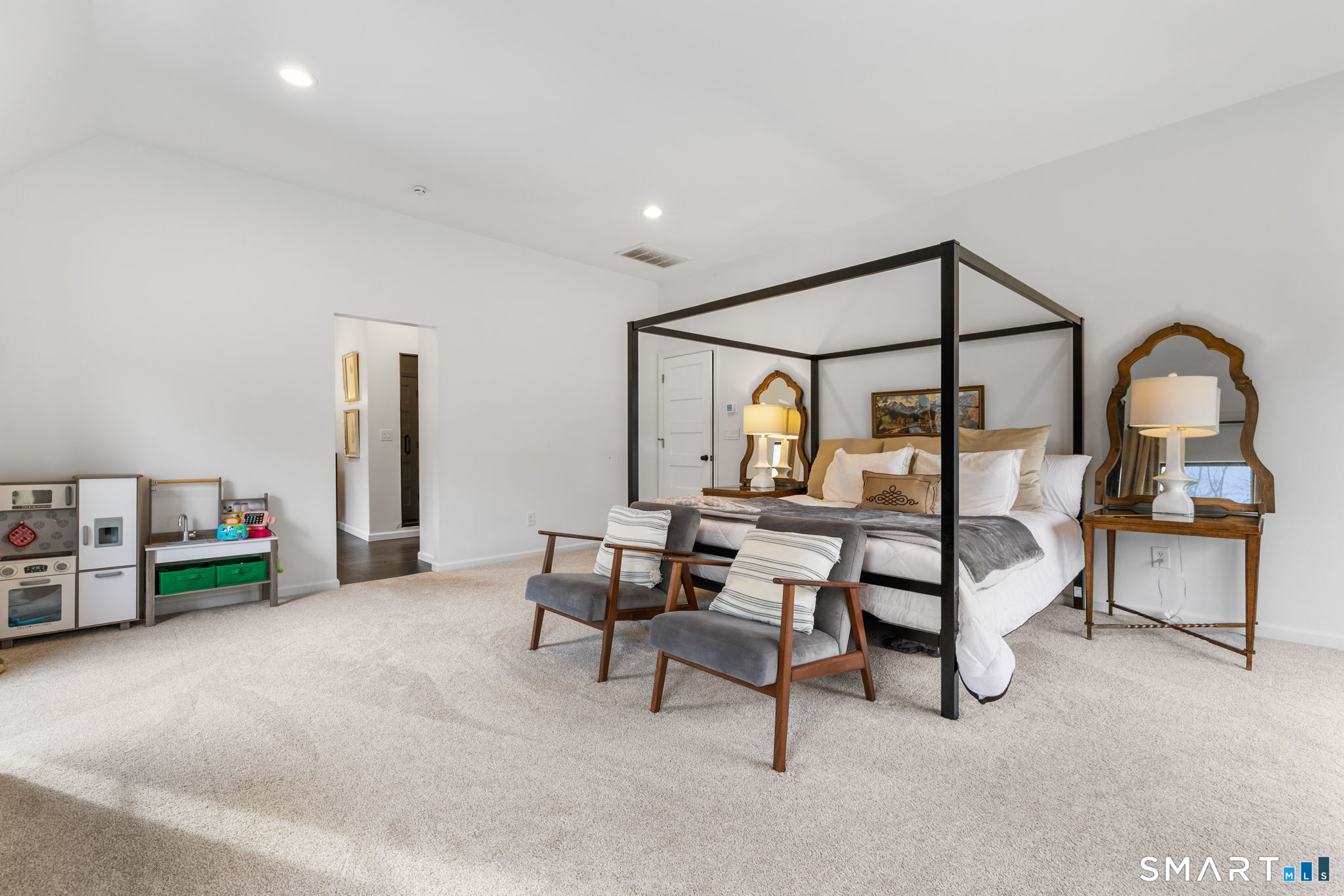 326 Thayer Pond Road Wilton, CT 06897 - Photo 14 of 40 a bedroom with furniture and a lamp on table