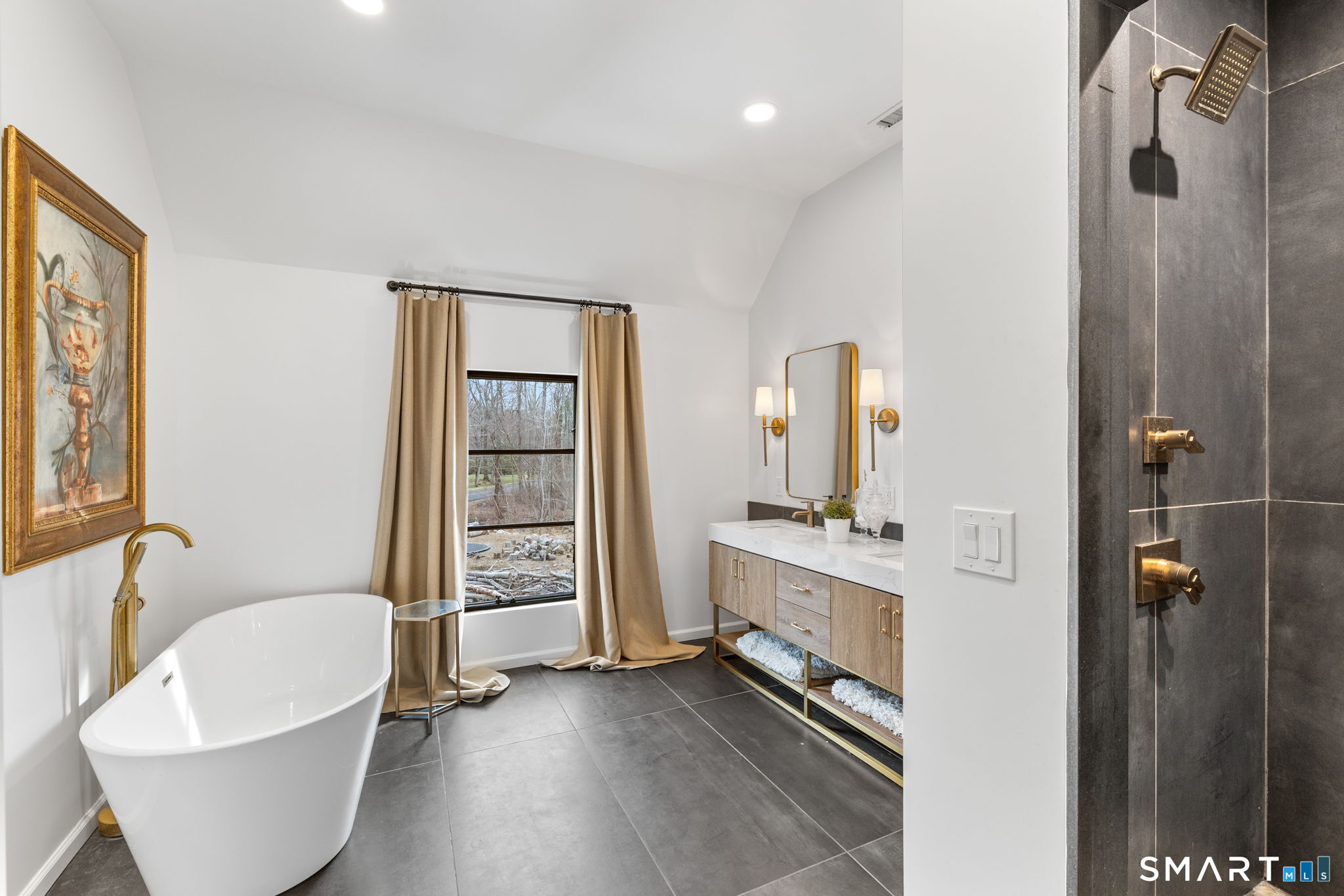 326 Thayer Pond Road Wilton, CT 06897 - Photo 17 of 40 a bathroom with a tub a sink and mirror