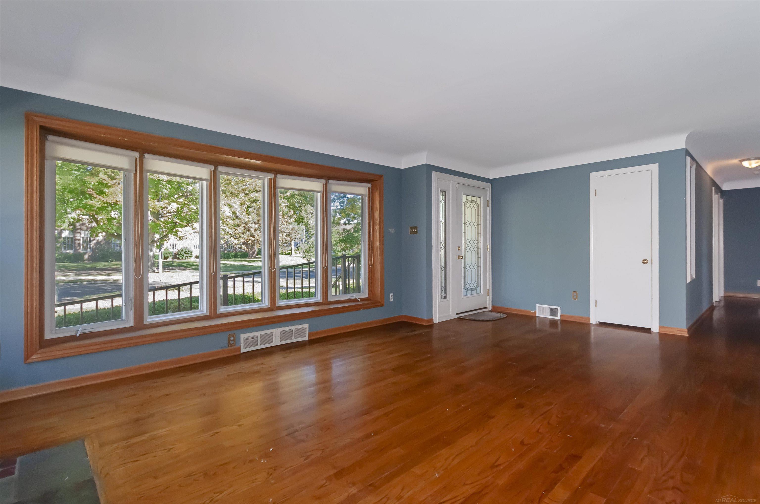 1229 Cadieux Road Grosse Pointe, MI 48230 - Photo 6 of 42 50092295-5.JPG