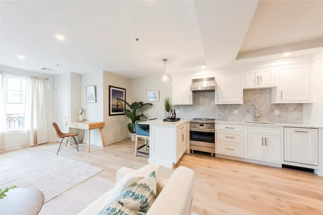 $750,000 | 10 Brown & Howard, Unit 102, Newport, RI 02840