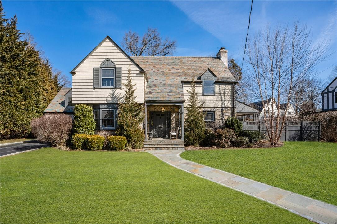 Bright and sunny Colonial, located in the premier Cotswold neighborhood of Edgemont.