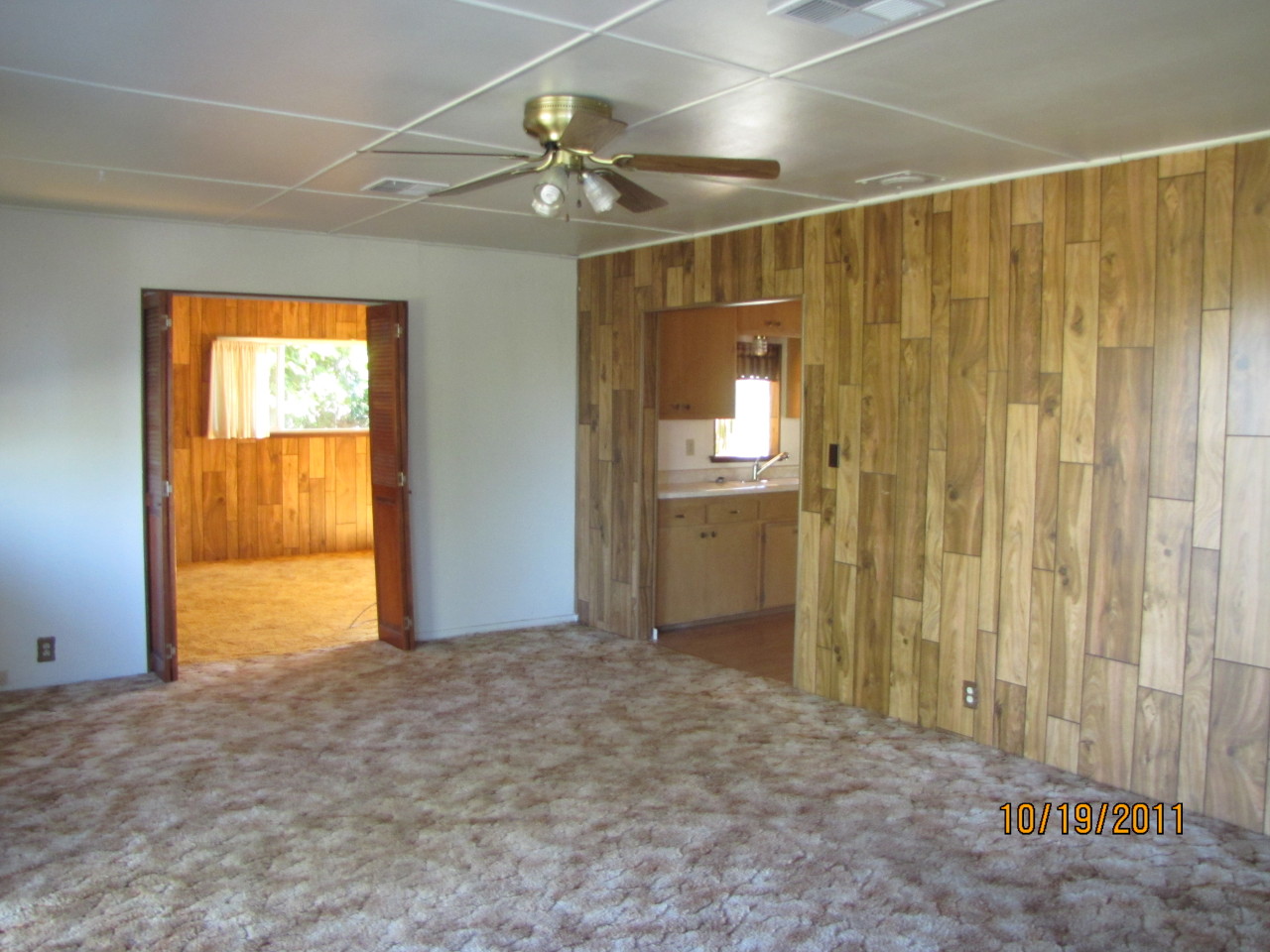 4604 Webb Road Anderson, CA 96007 - Photo 4 of 9 an empty room with windows and closet