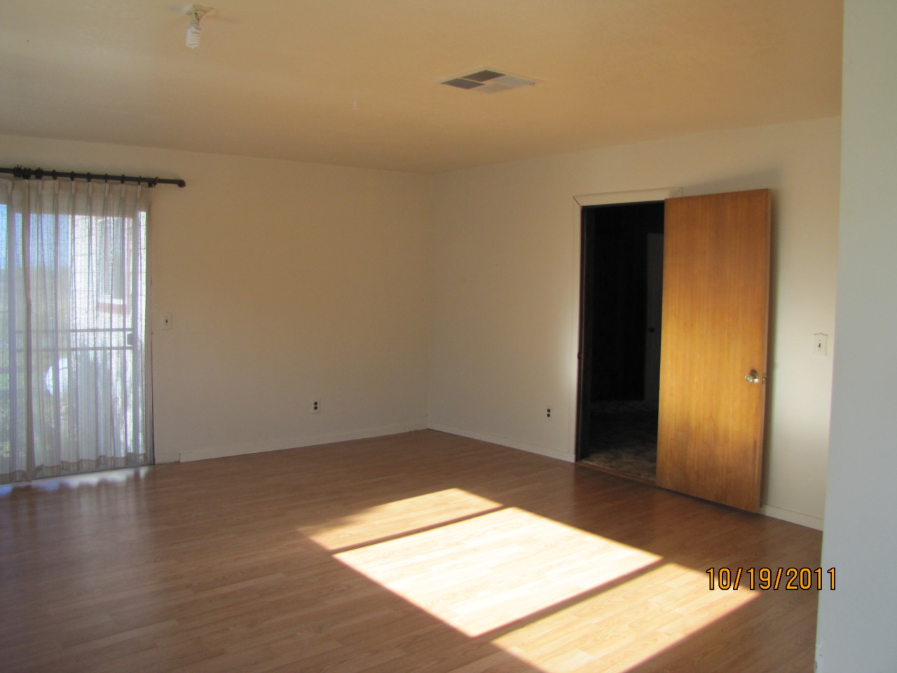 4604 Webb Road Anderson, CA 96007 - Photo 5 of 9 an empty room with wooden floor and windows